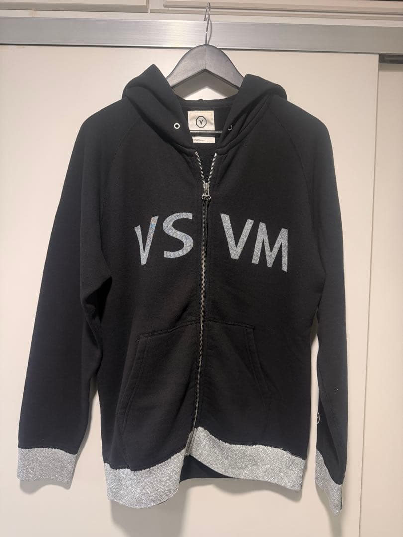 VSVM×FRAGMENTS パーカー