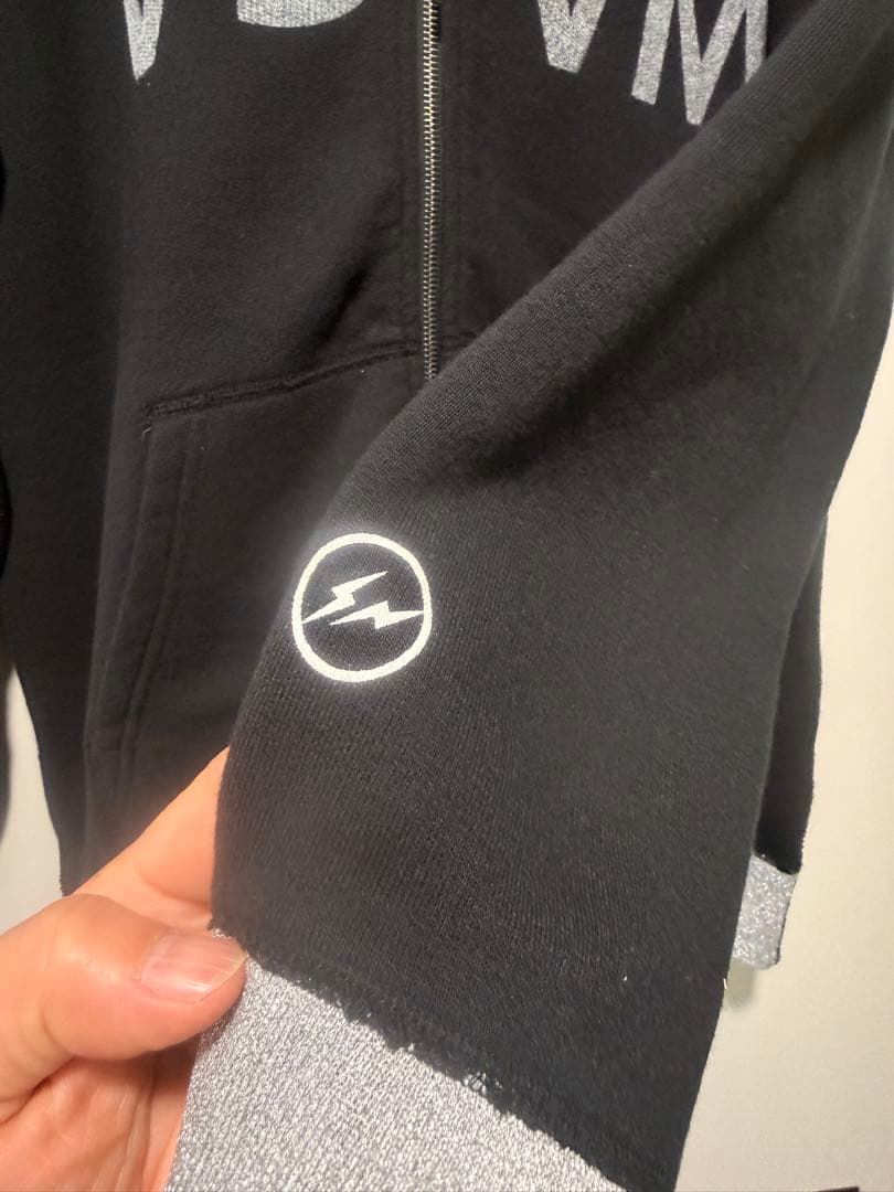 VSVM×FRAGMENTS パーカー