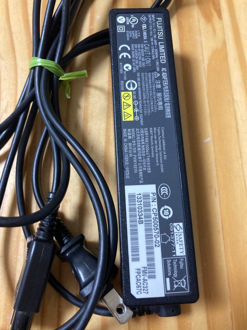 富士通 LIFEBOOK SH90/M ホワイト