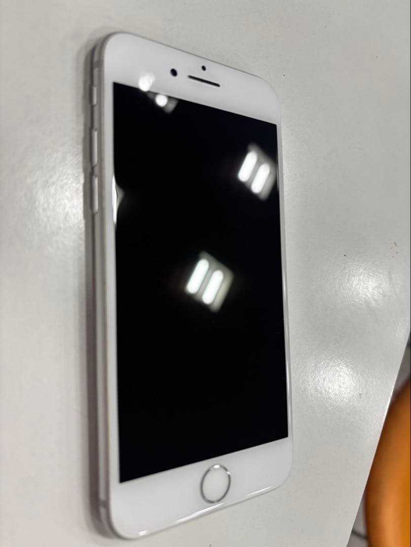 iPhone 8 本体 64GB