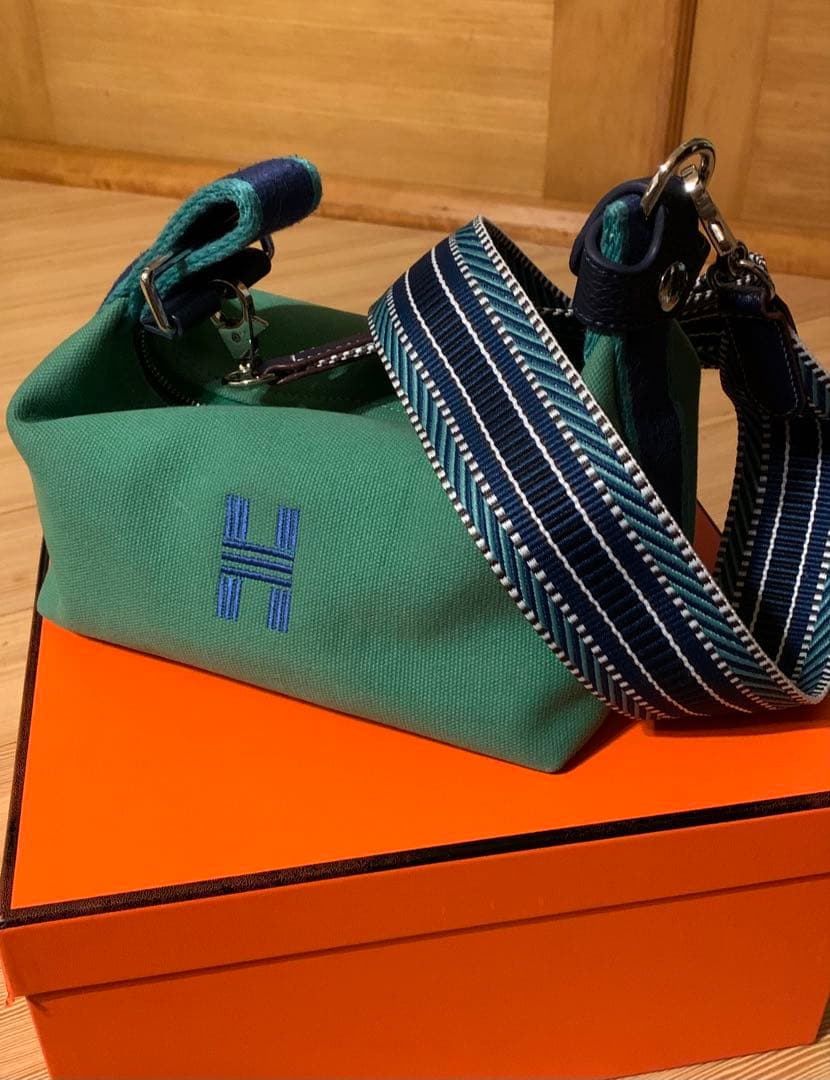 花•*¨*•.¸Hロゴ ショルダーストラップ付 ポーチ ブリッドアブラック