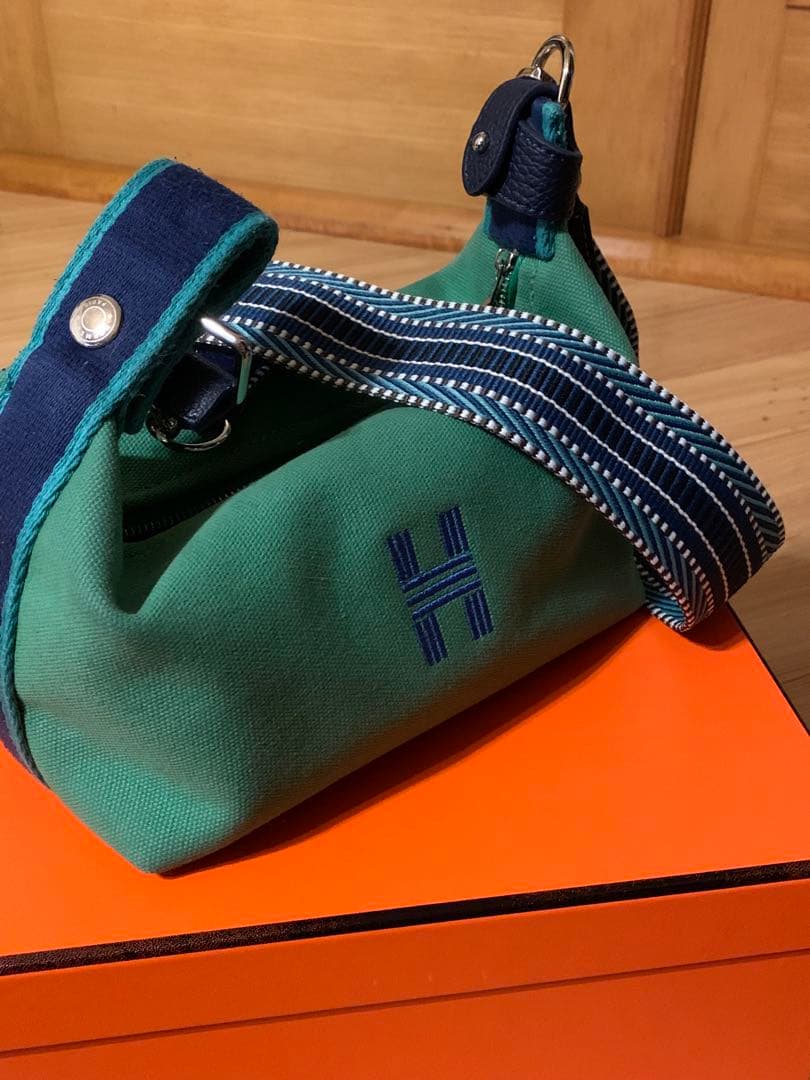 花•*¨*•.¸Hロゴ ショルダーストラップ付 ポーチ ブリッドアブラック