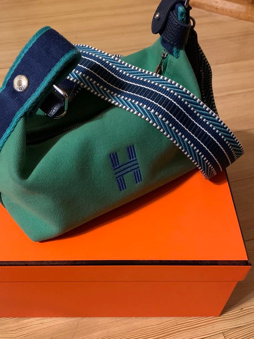 花•*¨*•.¸Hロゴ ショルダーストラップ付 ポーチ ブリッドアブラック