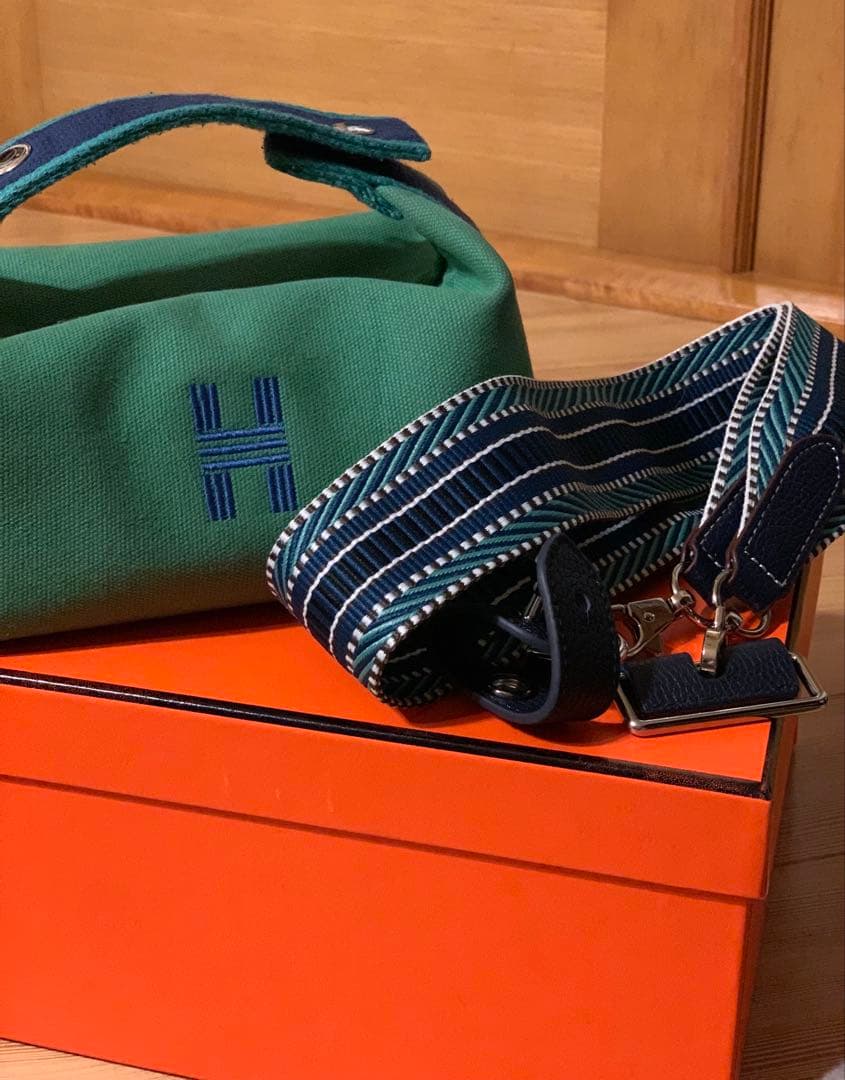 花•*¨*•.¸Hロゴ ショルダーストラップ付 ポーチ ブリッドアブラック