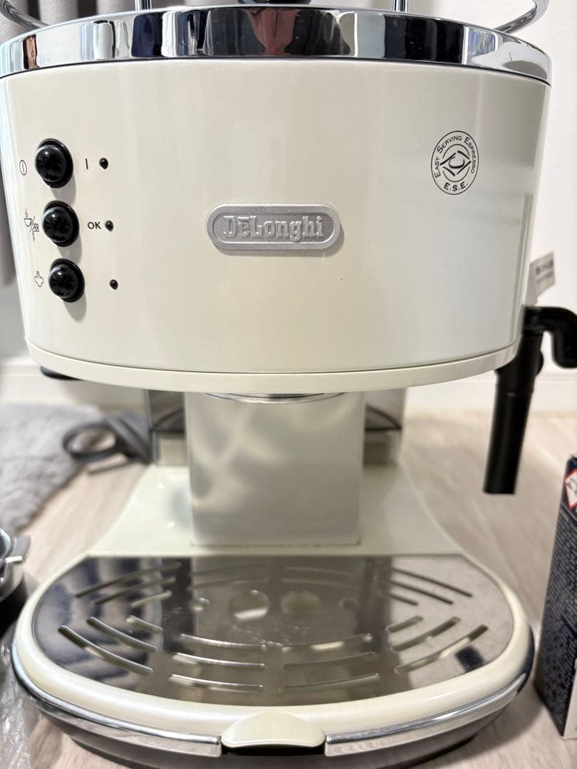 エスプレッソマシン　デロンギ　ホワイト
