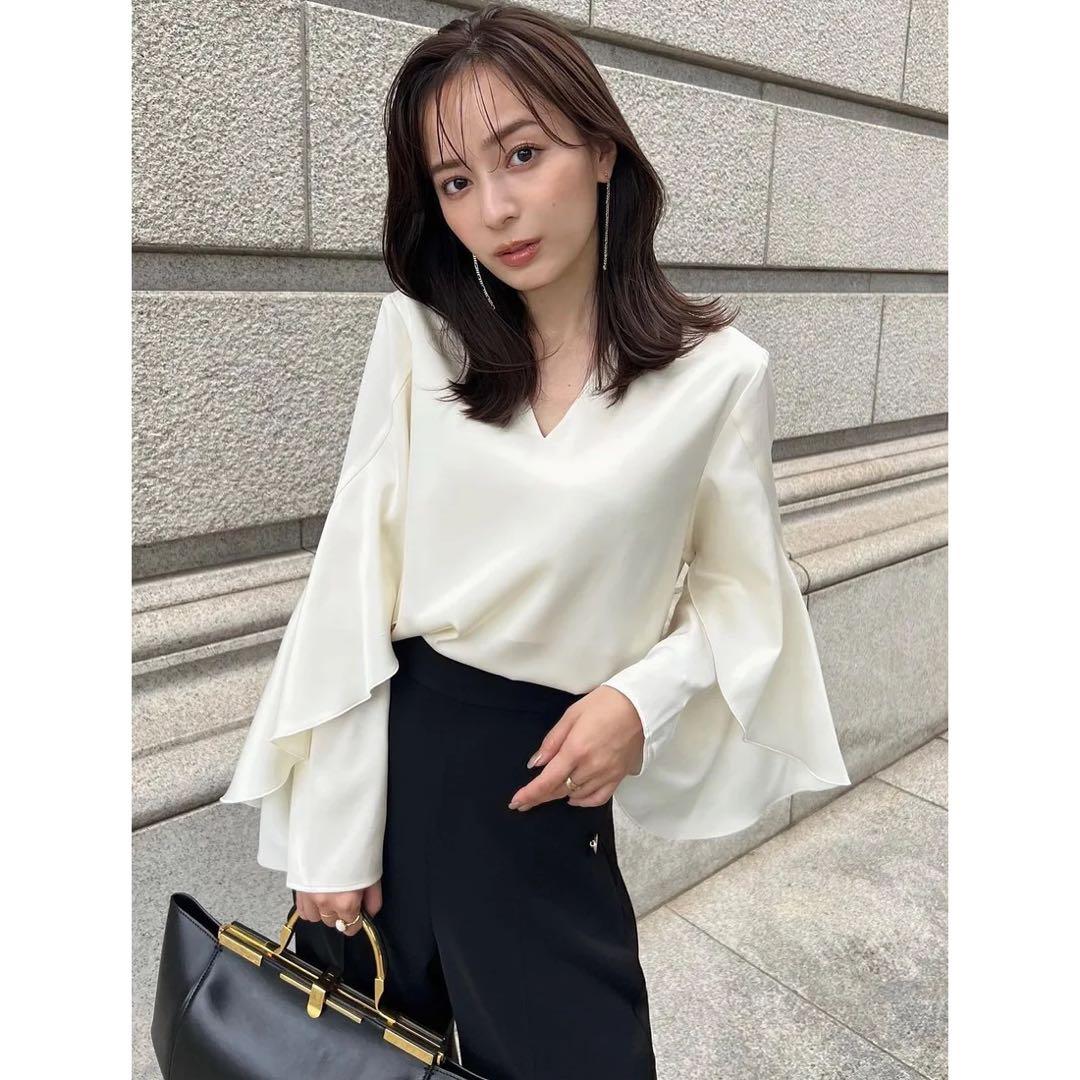 anuans（アニュアンス） ツイストフリルVネックブラウス （IVORY）