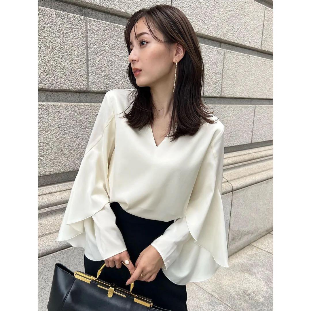 anuans（アニュアンス） ツイストフリルVネックブラウス （IVORY）