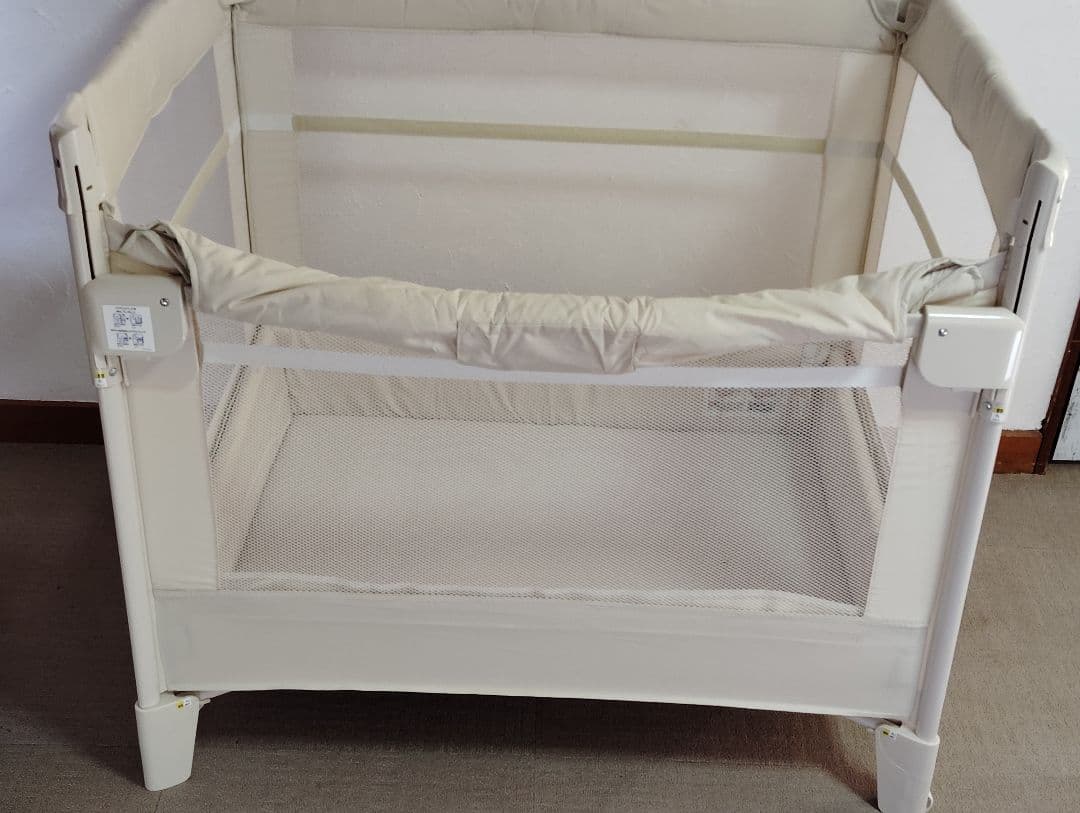 【値下げしました】Aprica 折りたたみベビーベッド クリーム色