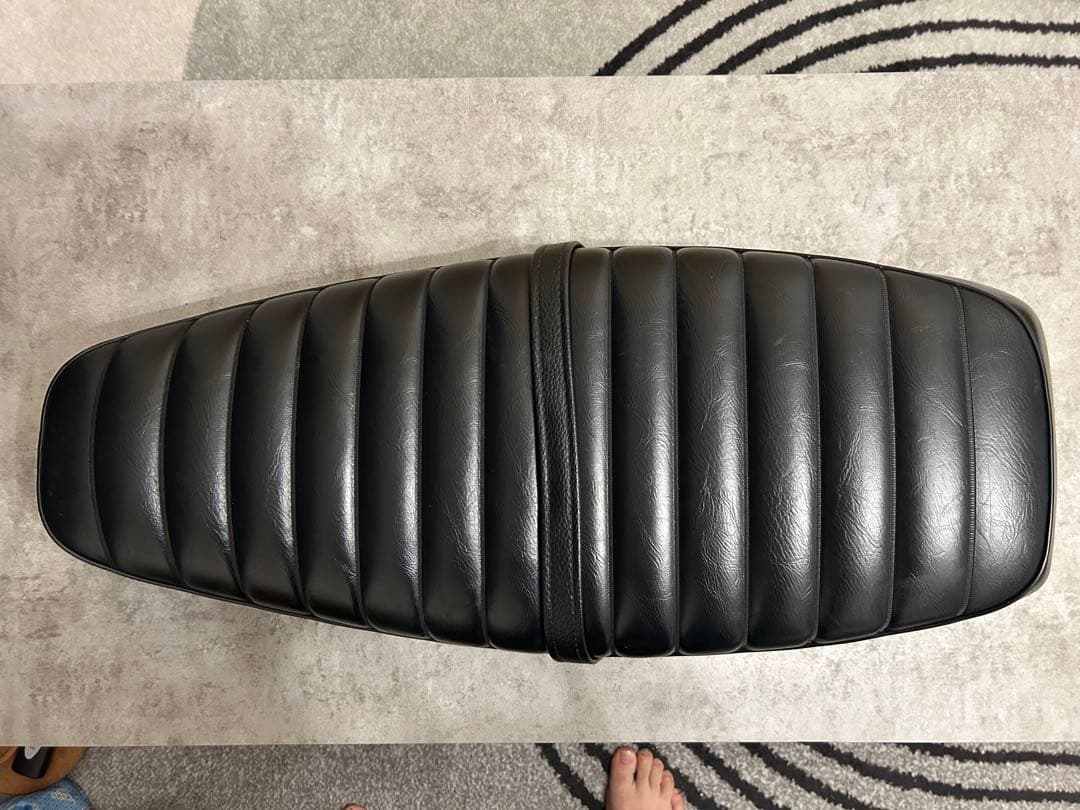 Yamaha SR 400バイク シート 黒 ストライプデザイン