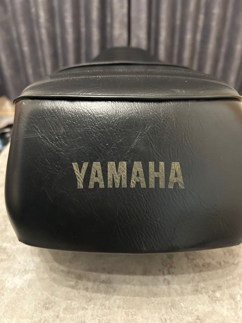 Yamaha SR 400バイク シート 黒 ストライプデザイン