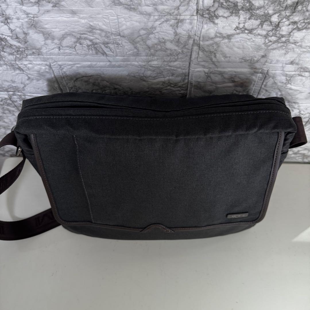 【美品】TUMI トゥミ　ショルダーバッグ　クロスボディ　メンズ　グレー　希少
