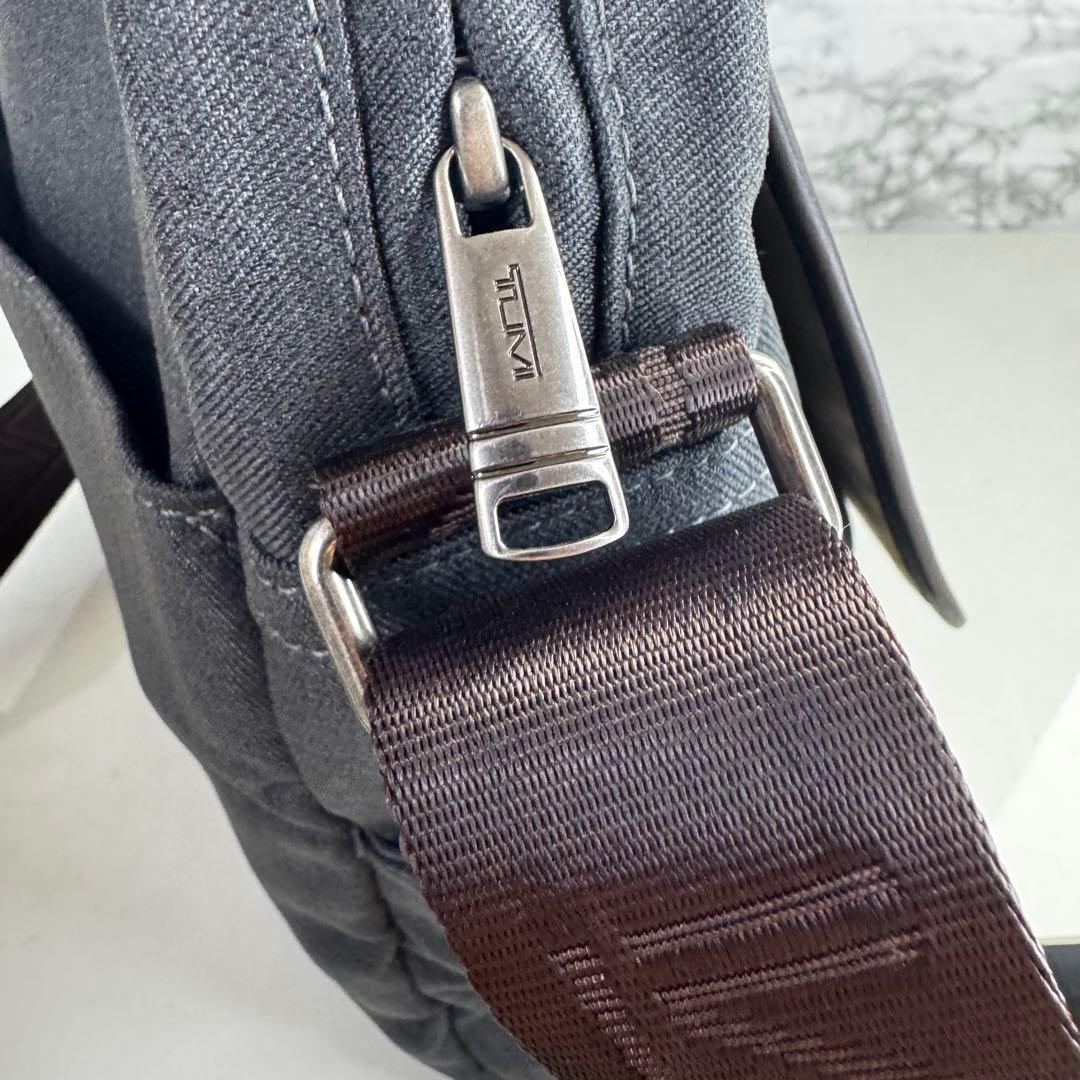 【美品】TUMI トゥミ　ショルダーバッグ　クロスボディ　メンズ　グレー　希少