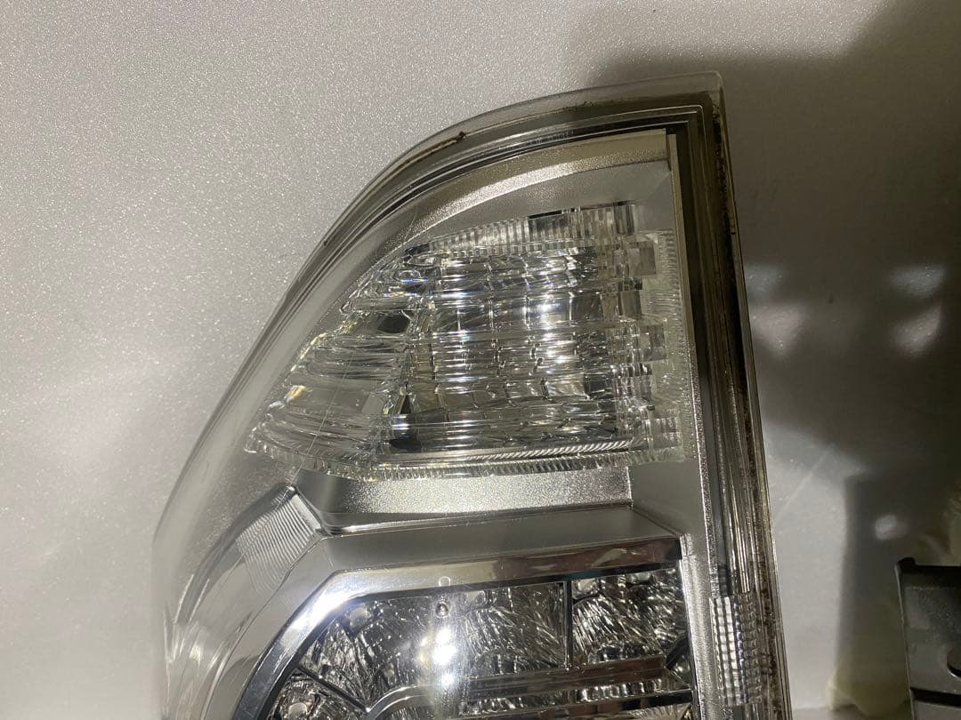 トヨタ ヴォクシー 70系 後期 純正LEDテールライト 左右セット