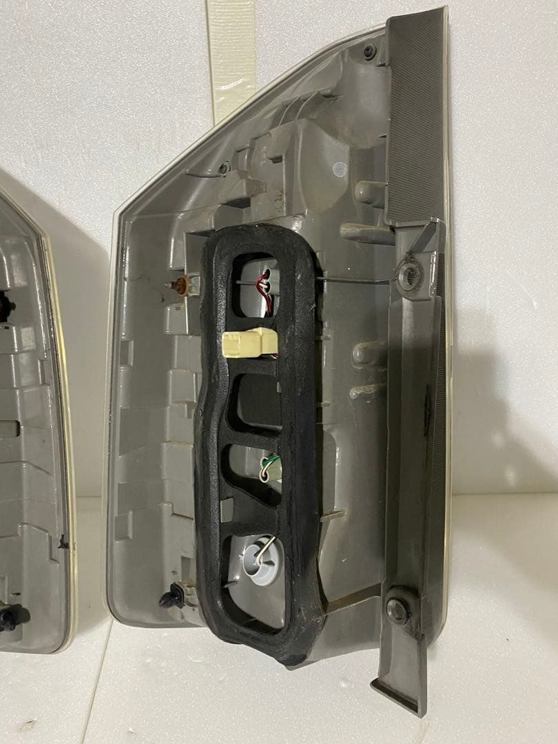 トヨタ ヴォクシー 70系 後期 純正LEDテールライト 左右セット