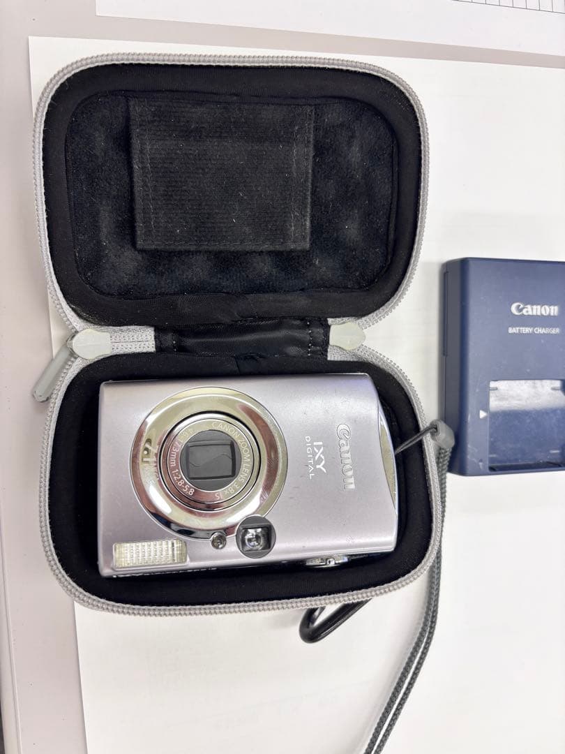 Canon IXY Digital 900 IS 本体と充電器