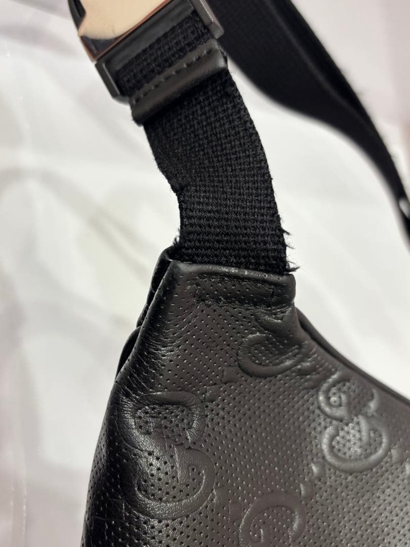 【SNW】GUCCI ブラック ボディバッグ