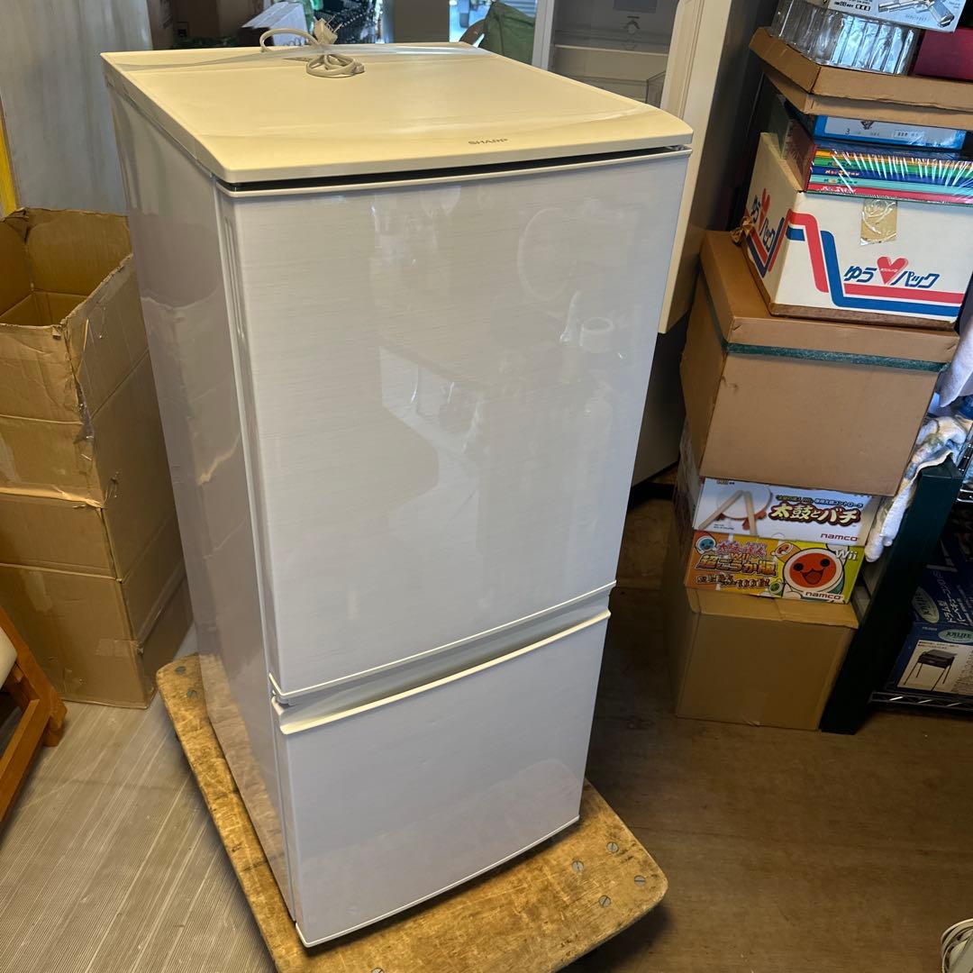 シャープ冷凍冷蔵庫　137L 横縞模様　ドア付け替え可　自動霜取り機能付き