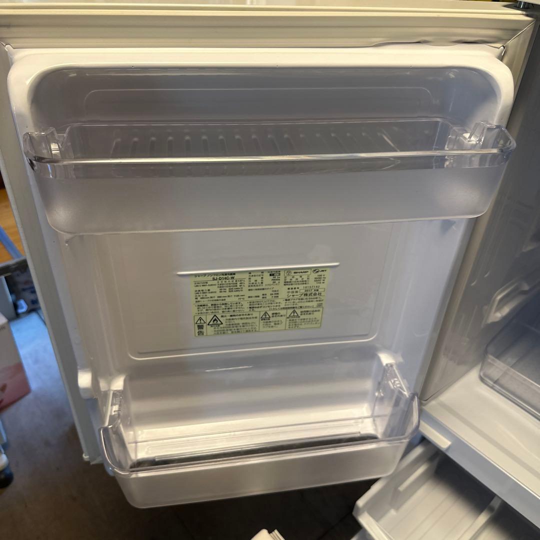 シャープ冷凍冷蔵庫　137L 横縞模様　ドア付け替え可　自動霜取り機能付き