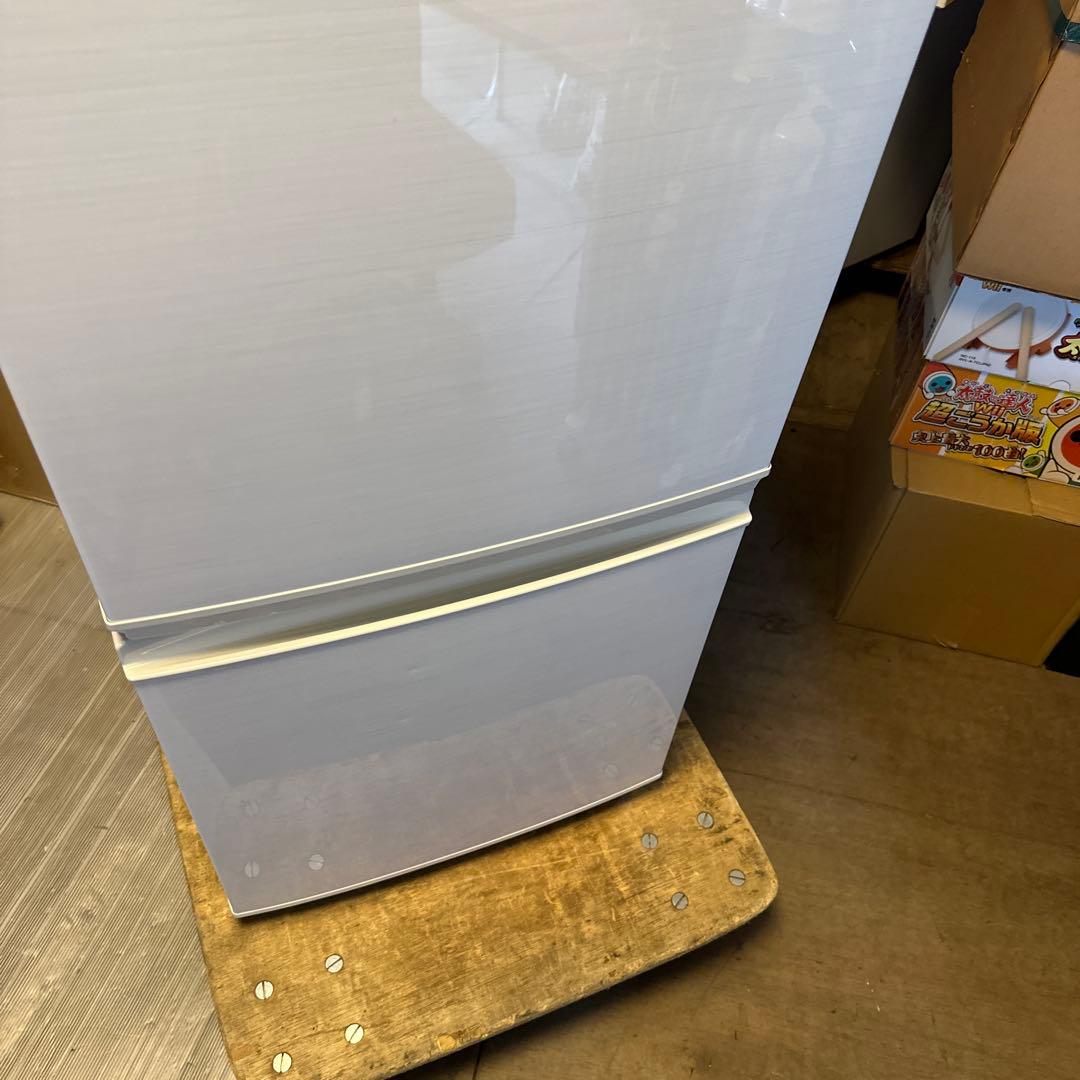 シャープ冷凍冷蔵庫　137L 横縞模様　ドア付け替え可　自動霜取り機能付き