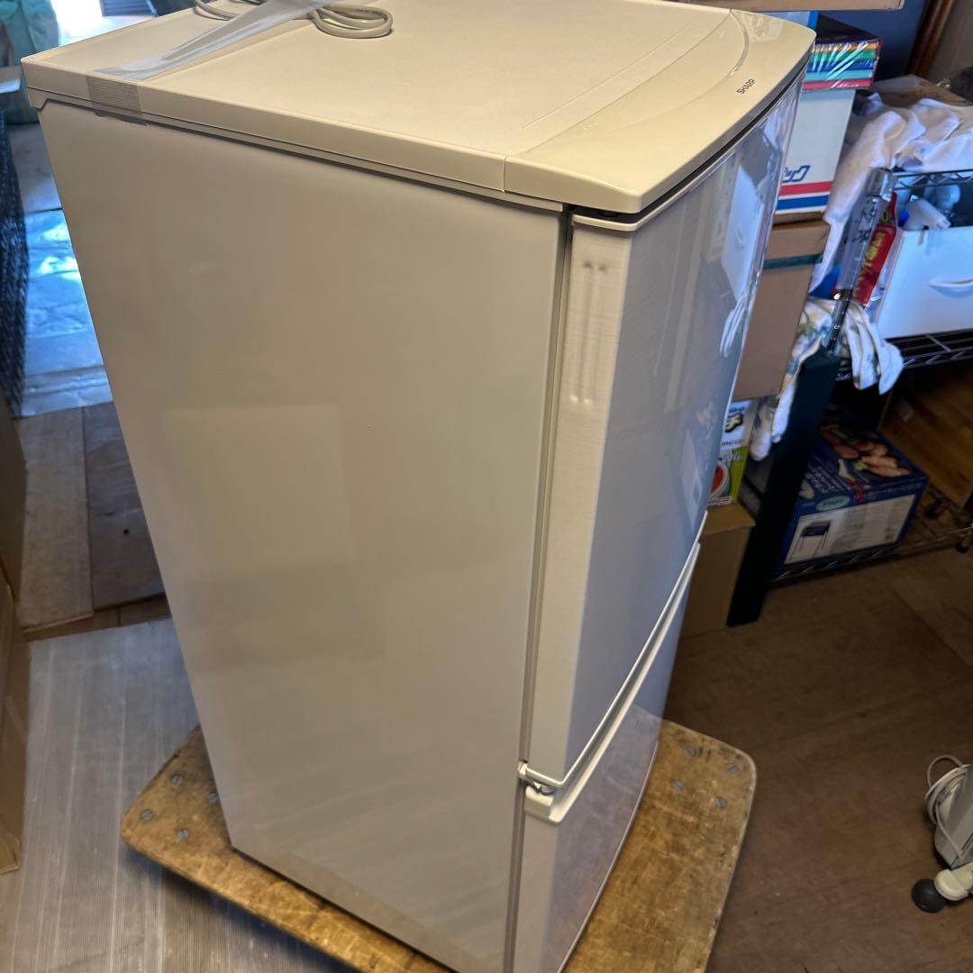 シャープ冷凍冷蔵庫　137L 横縞模様　ドア付け替え可　自動霜取り機能付き