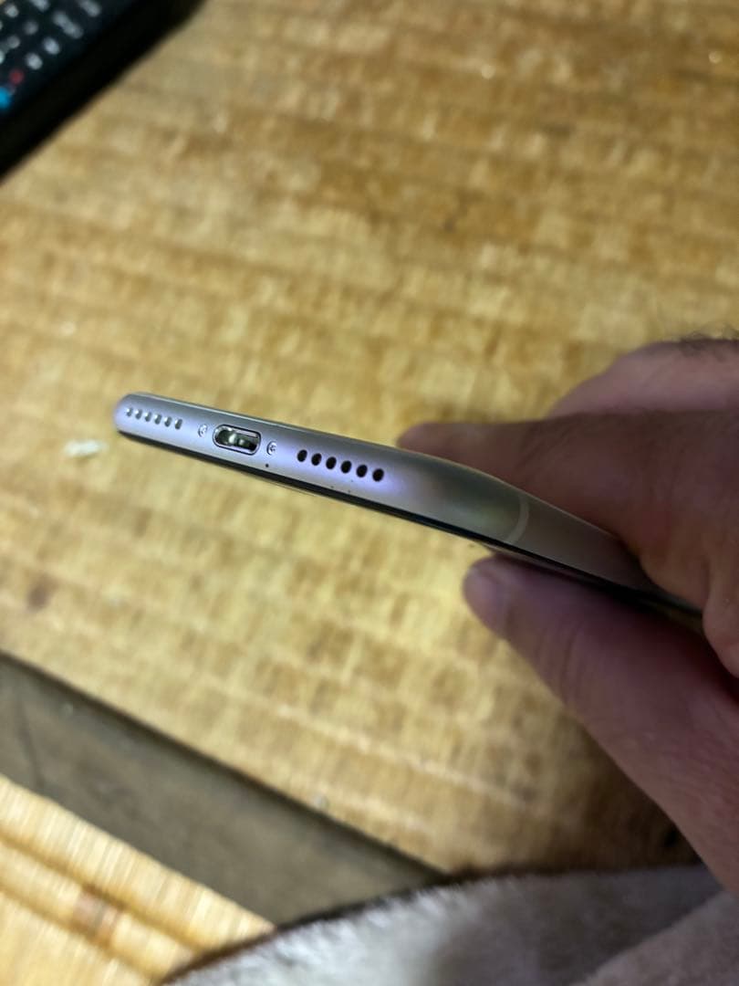 m*o様 iPhone se264ギガホワイトドコモ最大容量89%