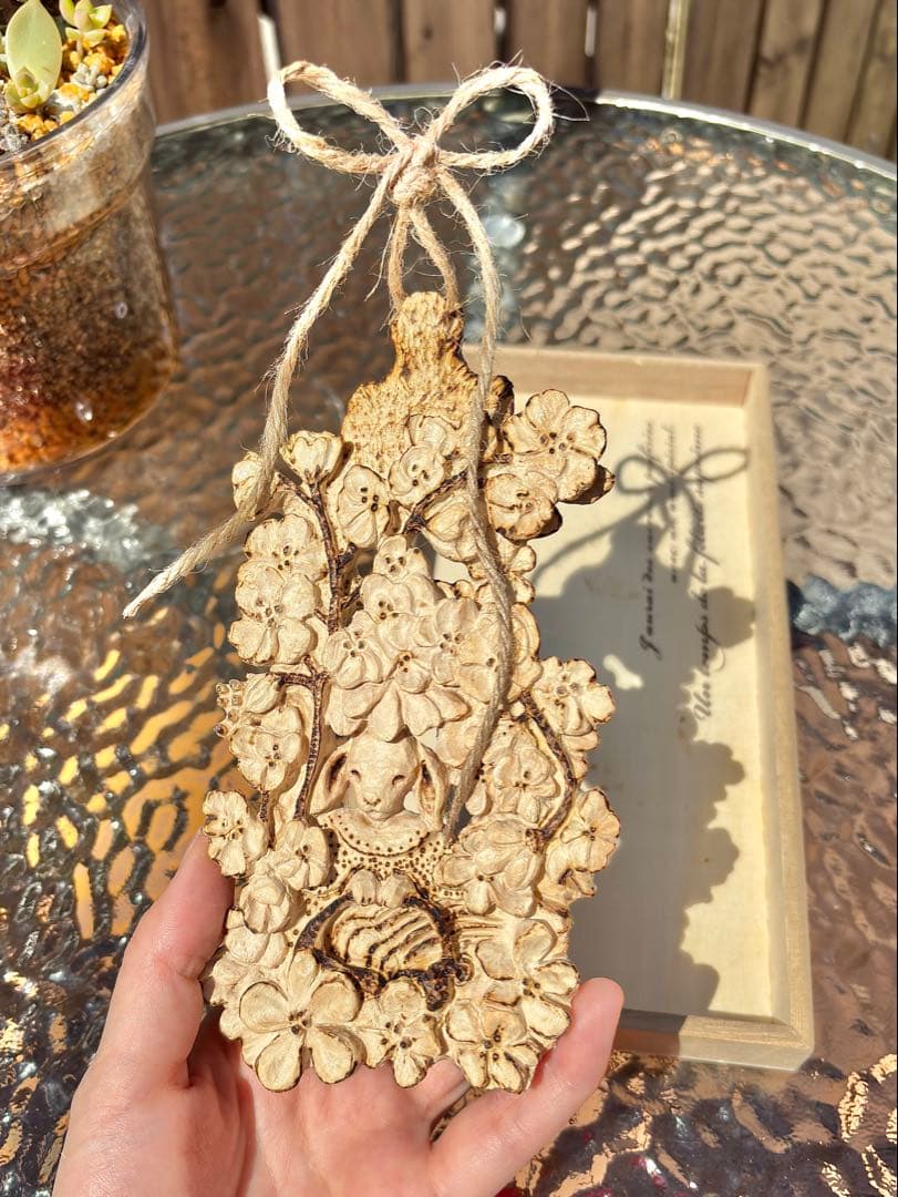 木彫りの、花とウサギさん