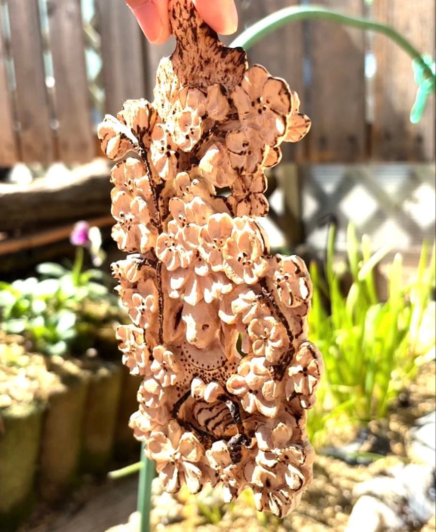 木彫りの、花とウサギさん