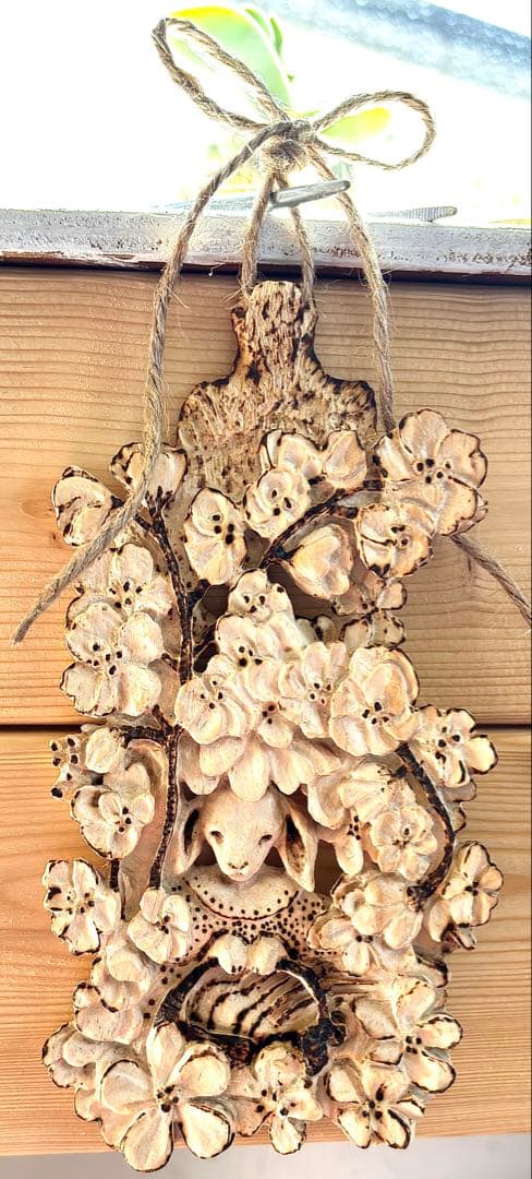 木彫りの、花とウサギさん