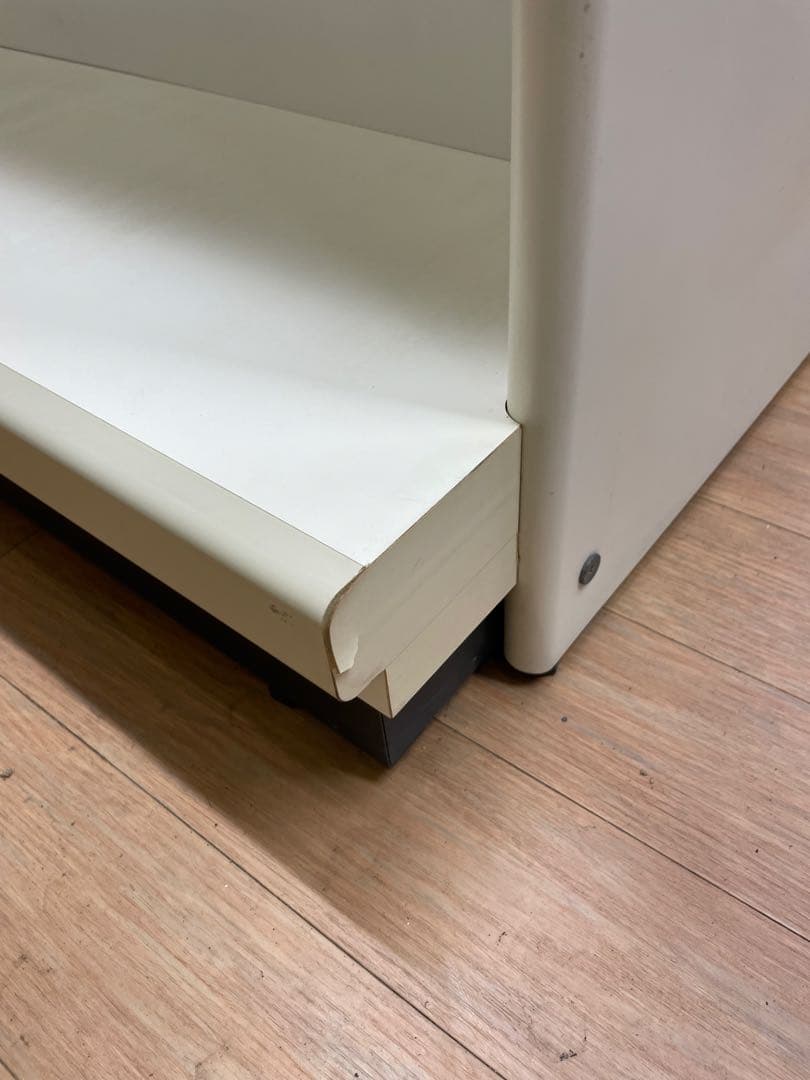 両面棚　物品棚　陳列棚　ショーケース　薬局　白　木製什器　コンビニ　キャビネット