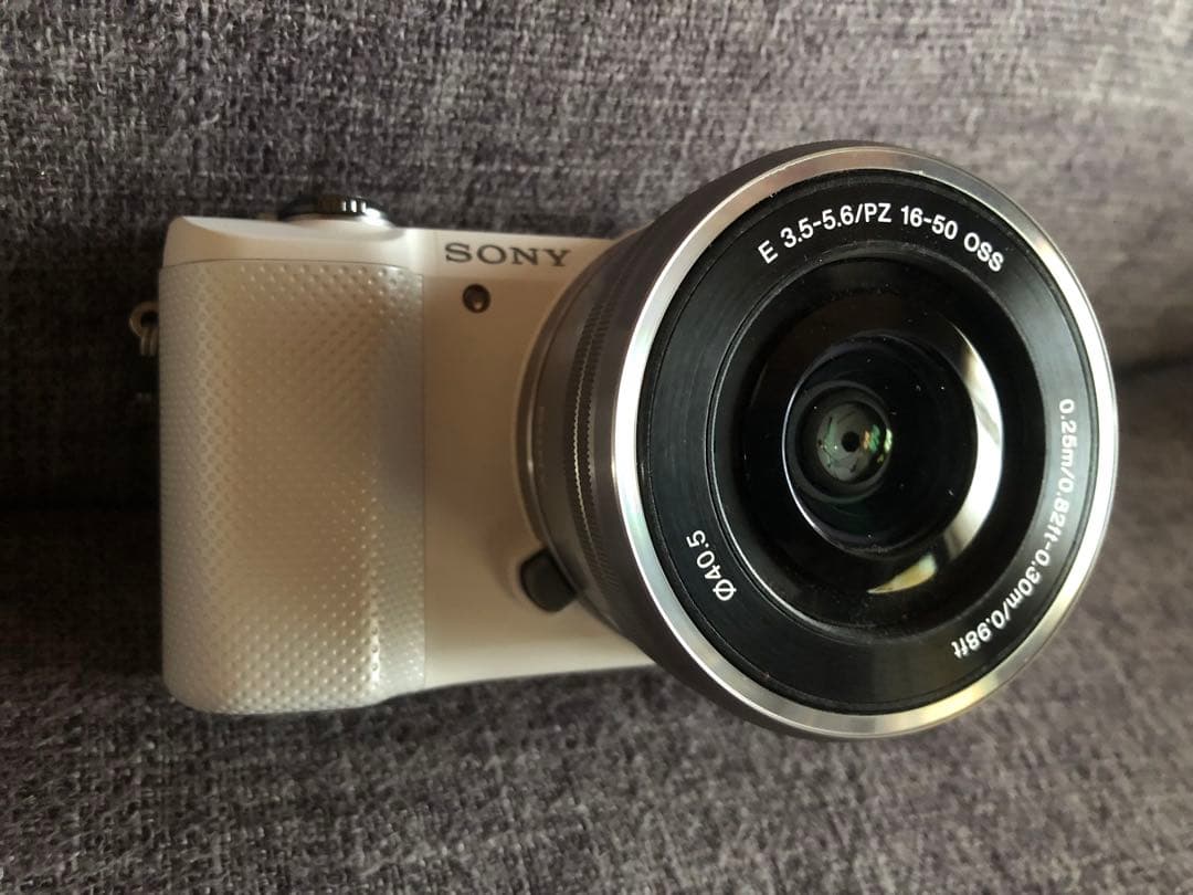 【極美品】Sony α5000 ホワイト/ 箱、保証書、望遠レンズ、ストラップ付