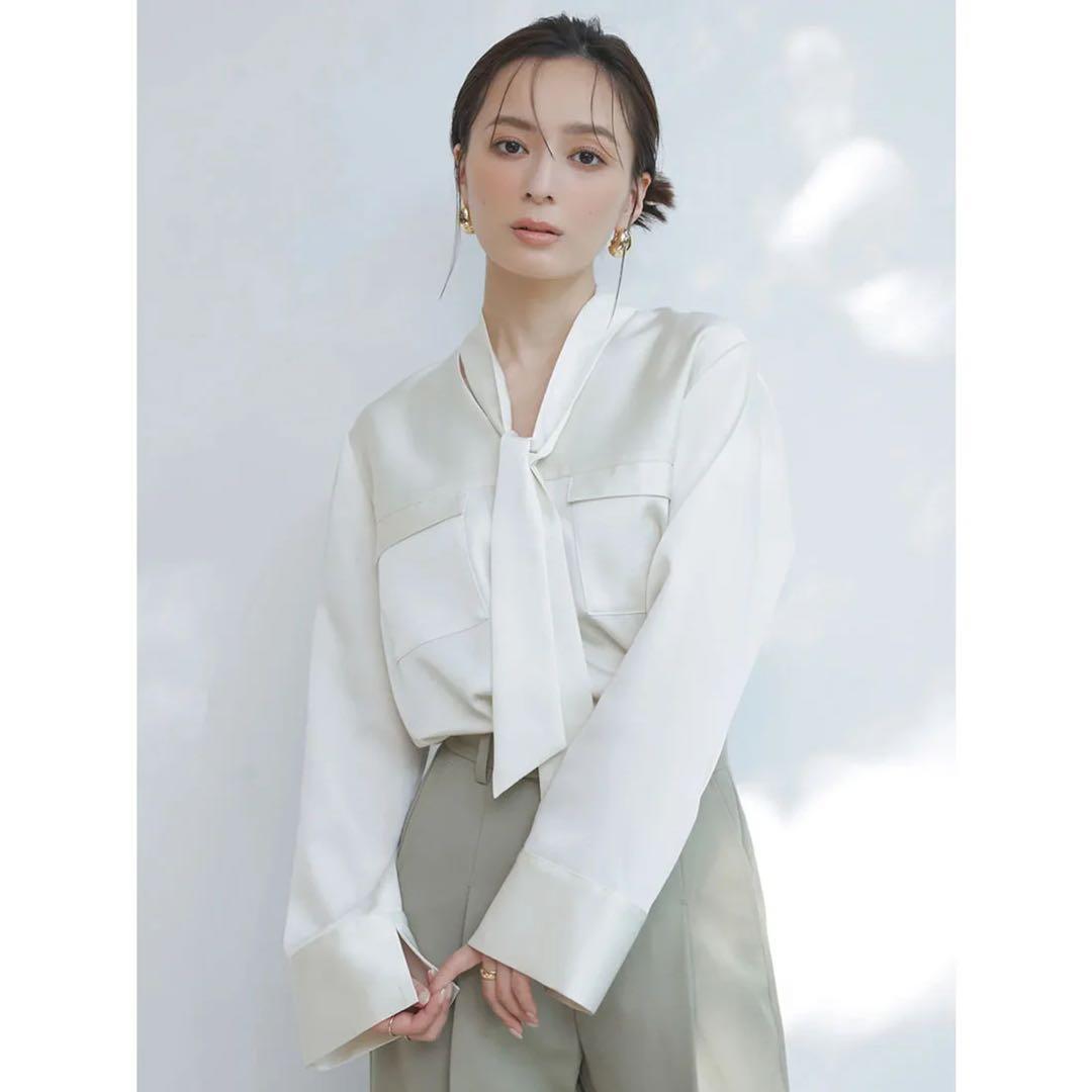 【美品】anuans（アニュアンス）サテンボウタイブラウス（ネイビー）