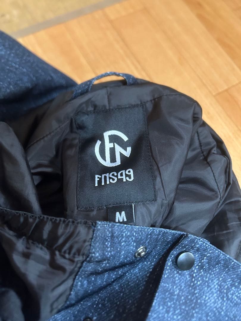 デニムパンツとロゴジャケットセット