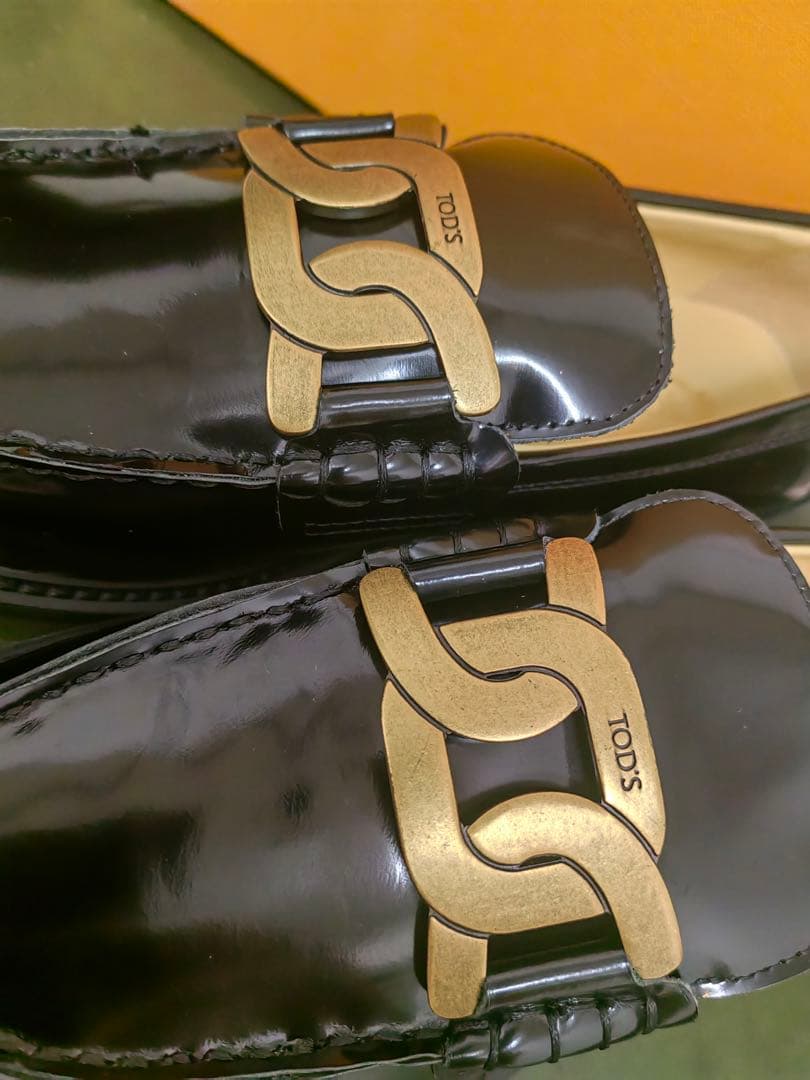 TOD'S エナメルレザー ローファー 黒