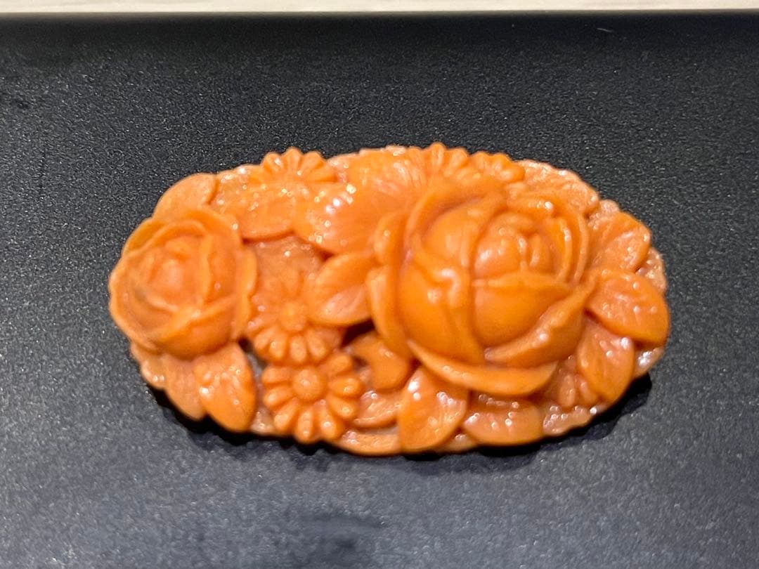 ◆天然珊瑚 サーモンピンク ブローチ バラ花彫刻 アンティーク◆