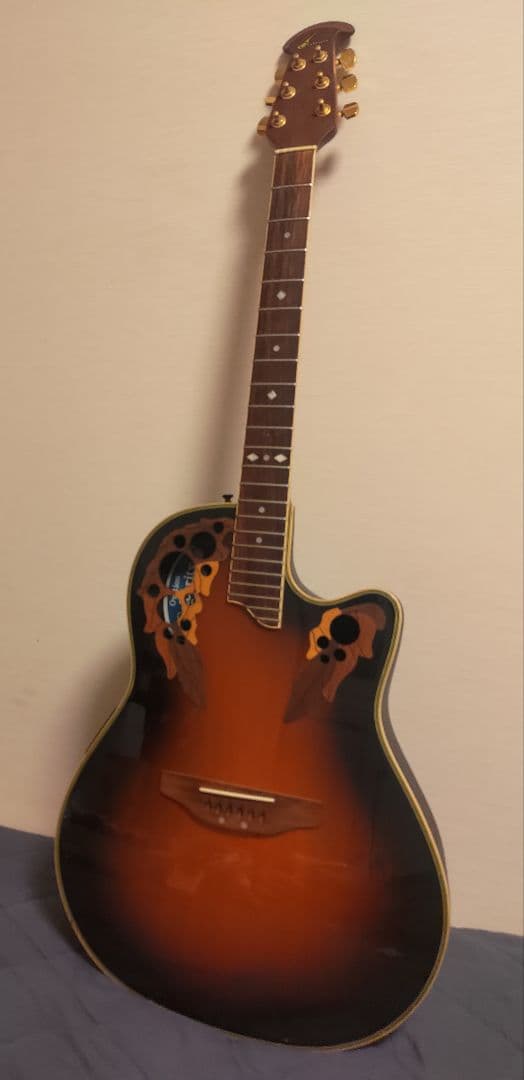 Ovation Celebrity Deluxe ハードケース、ストラップ付き