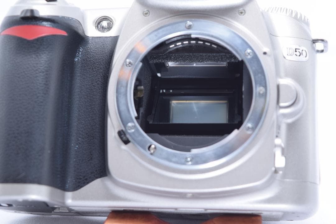 ②Nikon D50 デジタル一眼レフカメラ 綺麗な銀色！です!!!　⭐