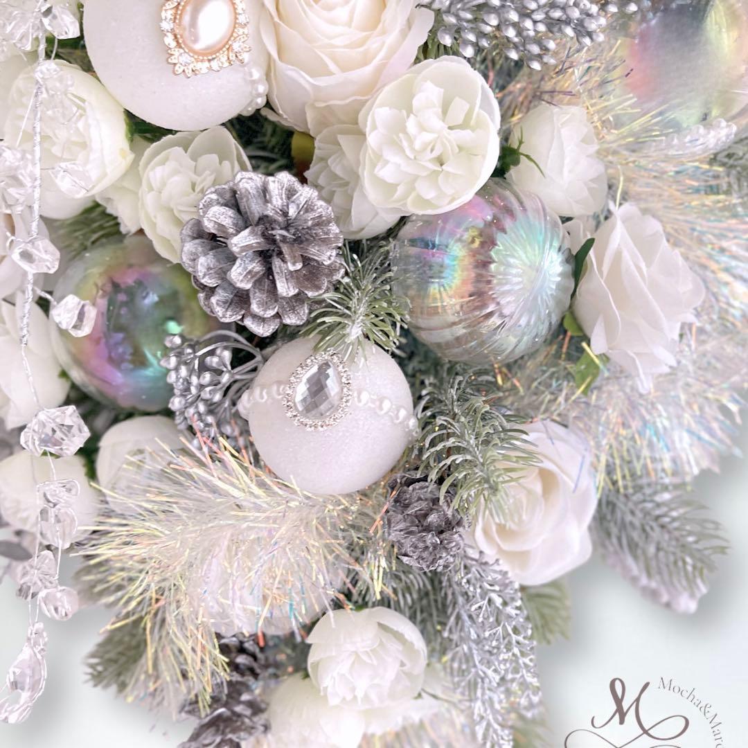 ホワイトローズのラグジュアリークリスマスリース (L)上品な冬の贈り物