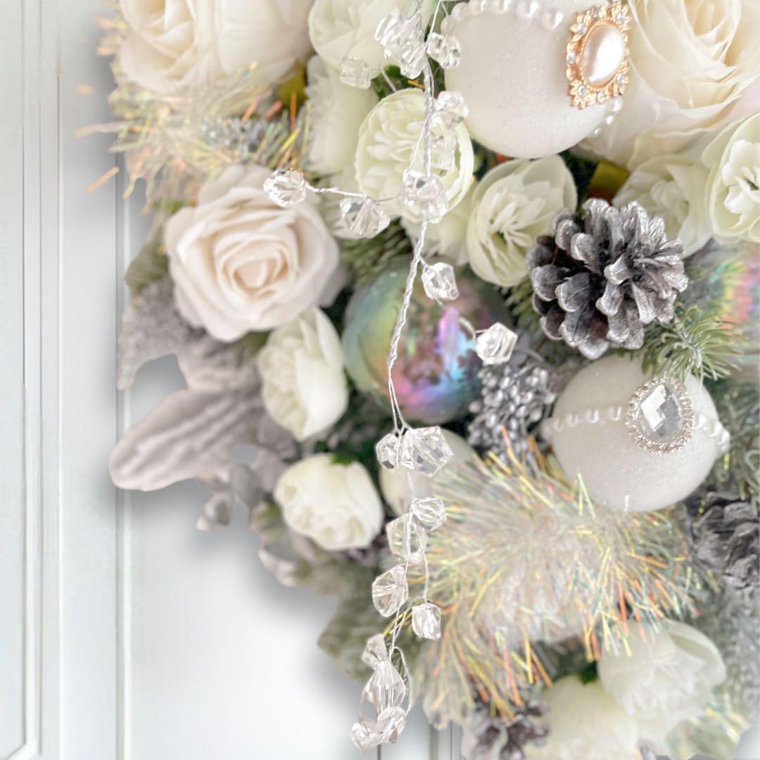 ホワイトローズのラグジュアリークリスマスリース (L)上品な冬の贈り物
