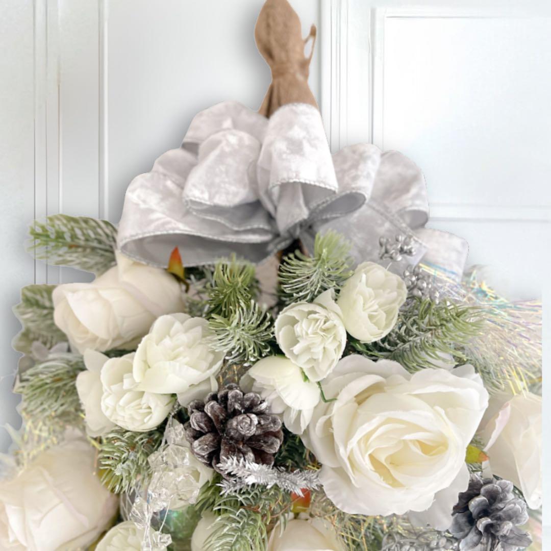 ホワイトローズのラグジュアリークリスマスリース (L)上品な冬の贈り物
