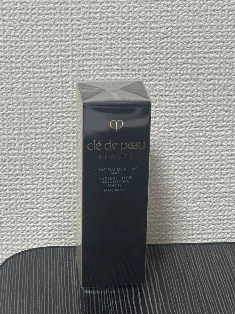 クレドポーボーテ タンフリュイドエクラ マット SPF20