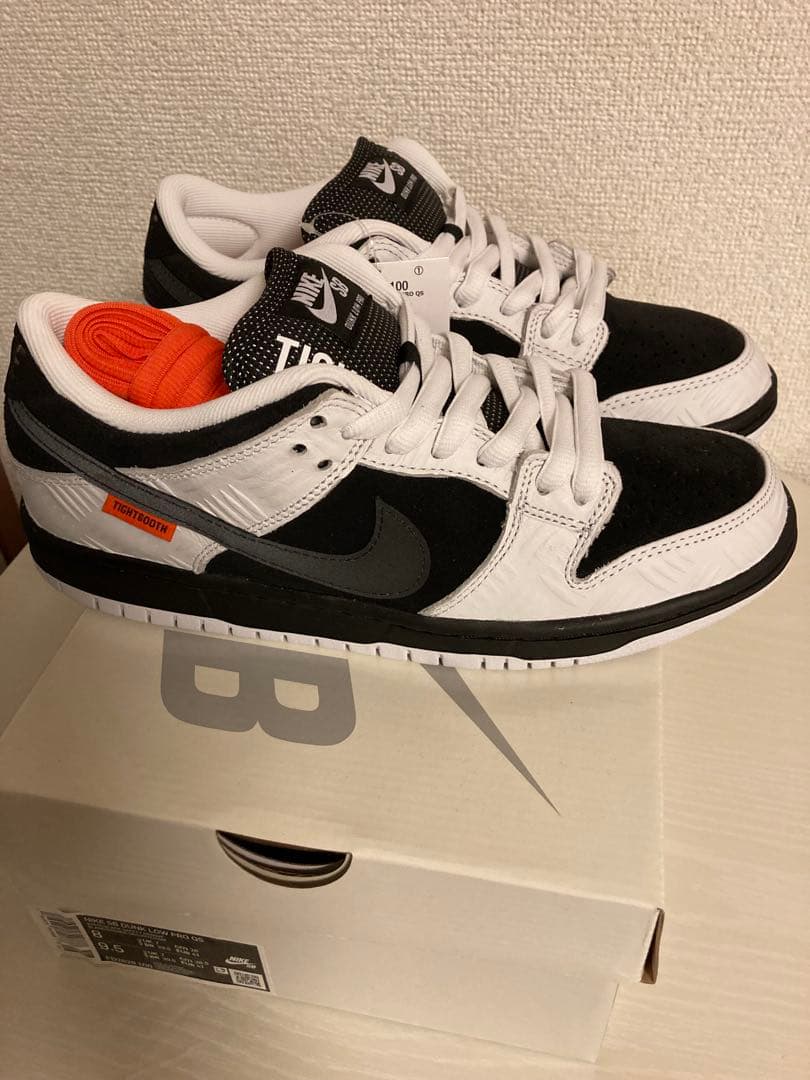 Nike Dunk Low ブラック/ホワイト タイトブース