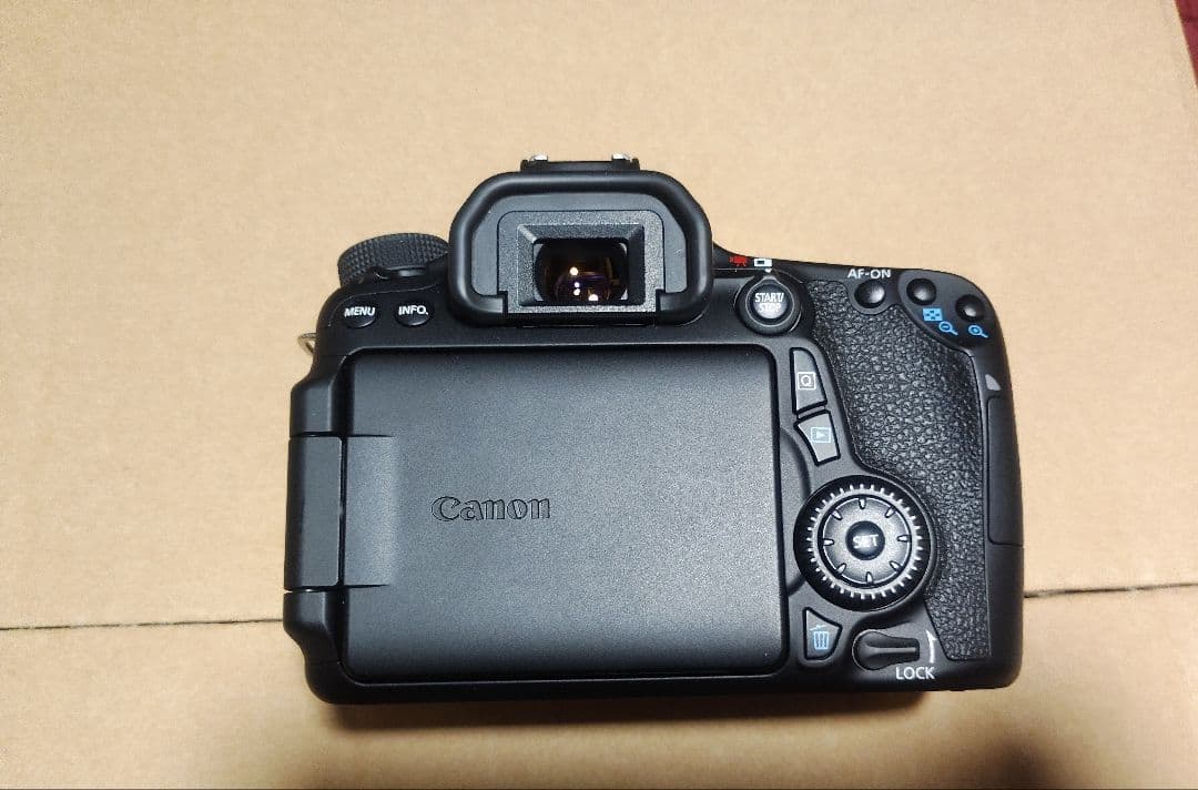 美品　ショット数2820 CANON EOS70D ボディのみ2020万画素