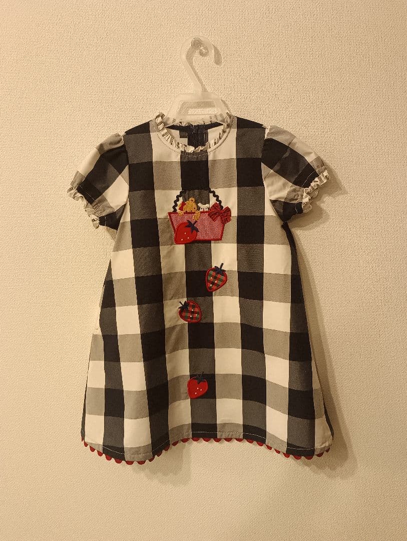 ファミリア　いちごギンガムチェックワンピース　クマ　刺繍　90