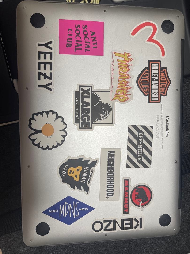 MacBook Pro 充電器付き ステッカー多数