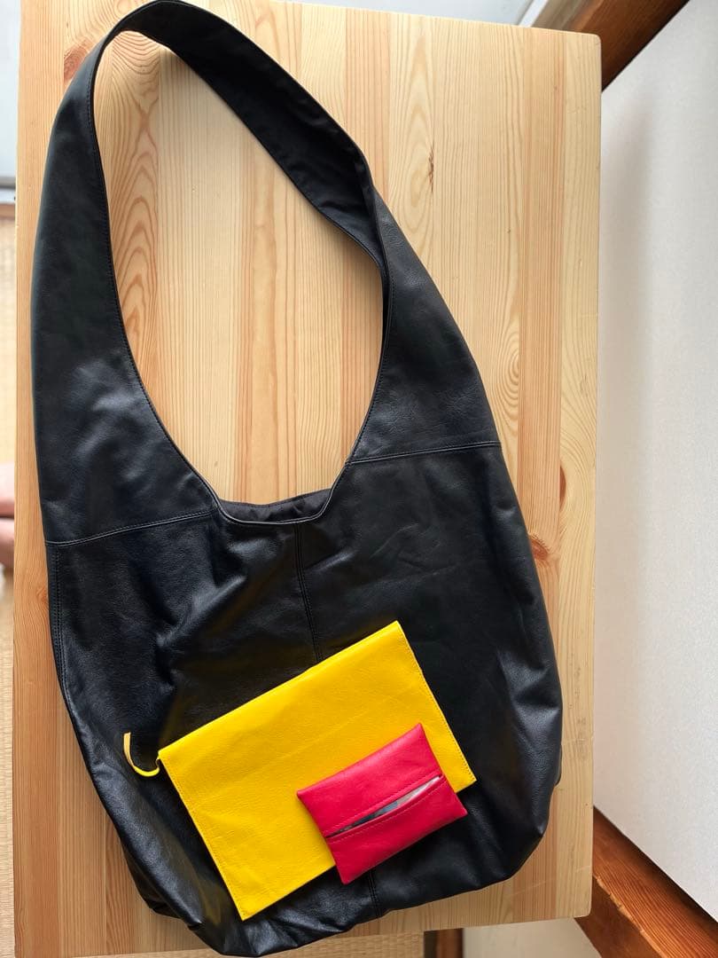 シンプルな本革ショルダーバッグＬ