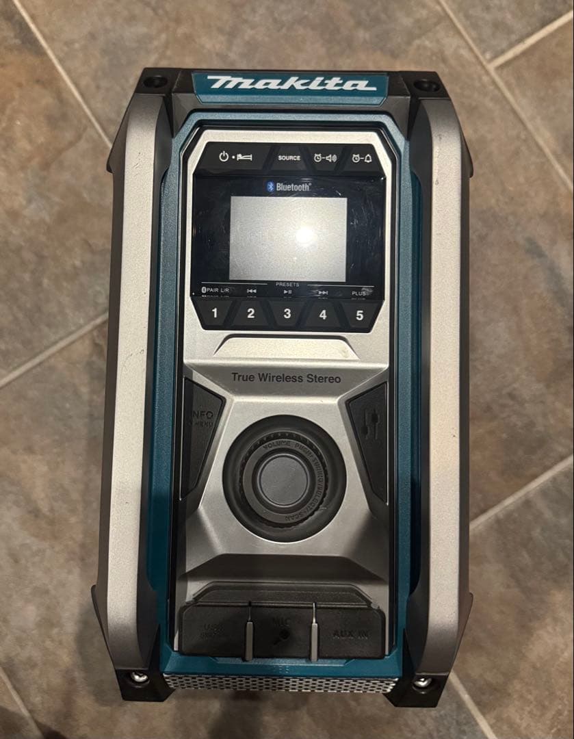 マキタ充電式ラジオMR005G