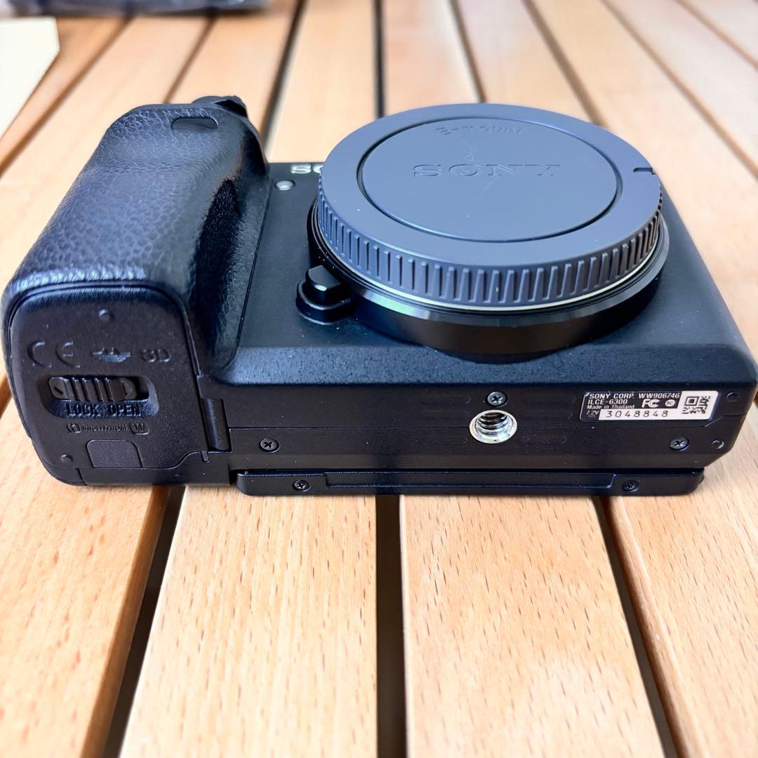 SONY ソニー α6300 ミラーレス一眼カメラ ズームレンズブラケット付き