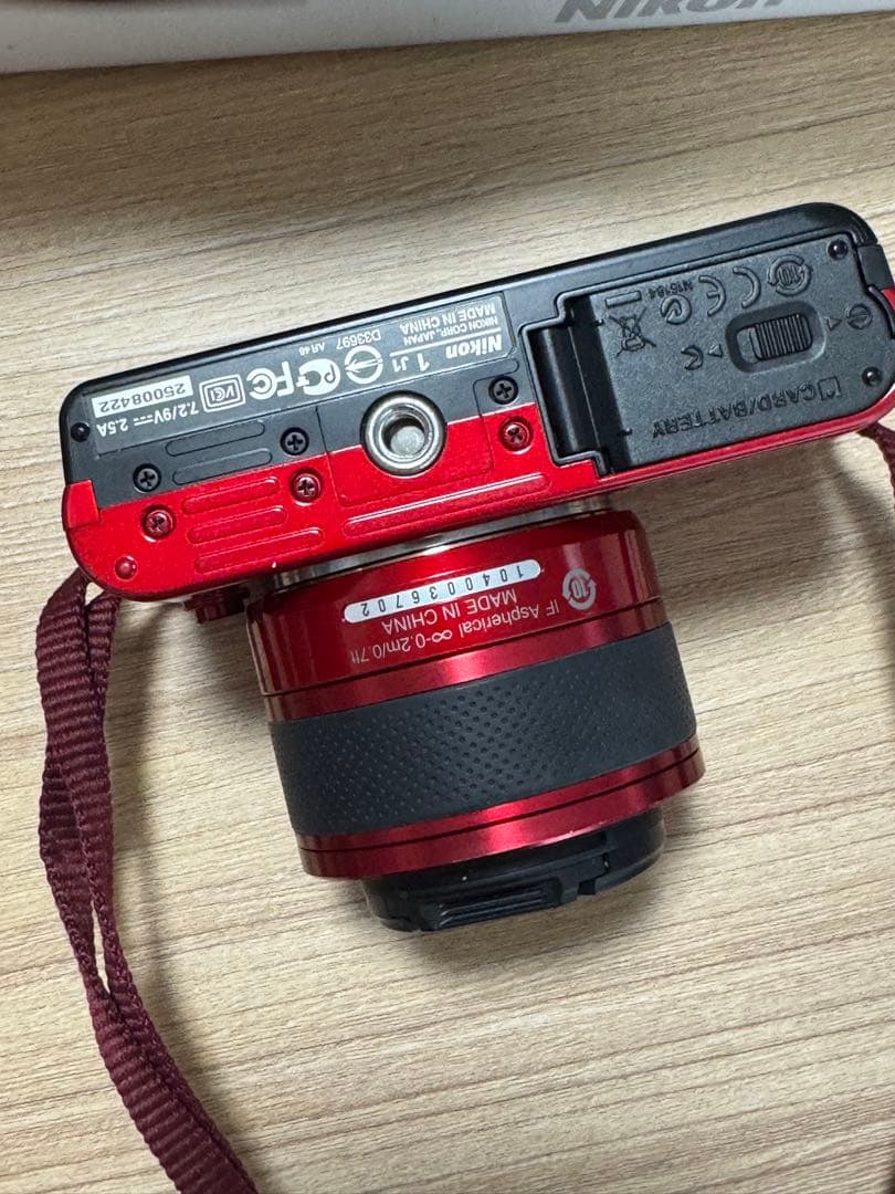 Nikon 1 J1 レッド デジタルカメラ 10-30mmレンズ付き