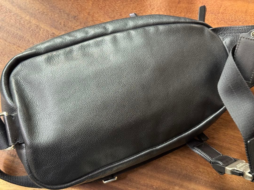 COACH トンプソン ブラック ボディバッグ レザー