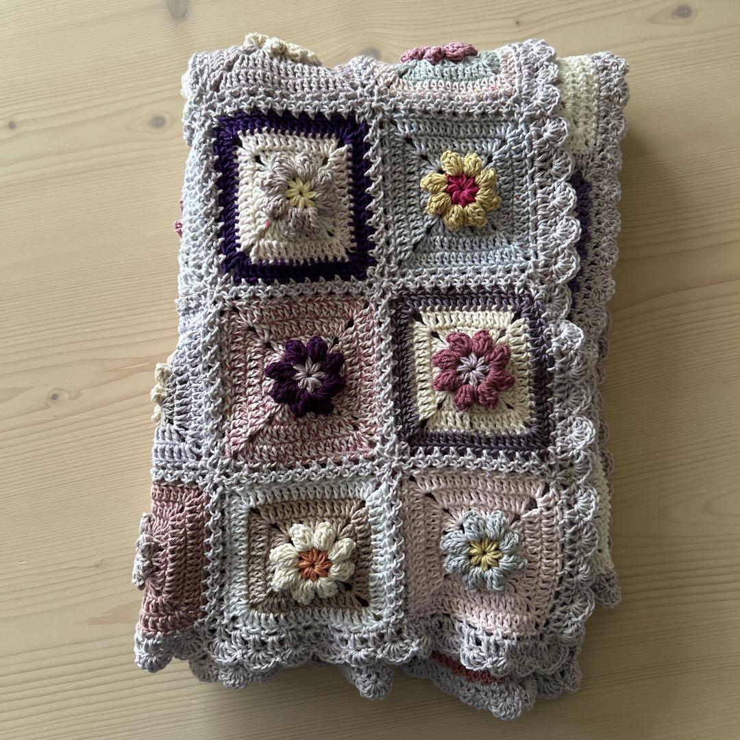 ぷっくり。お花モチーフ編み　グラニースクエア　ブランケット　マルチカバー
